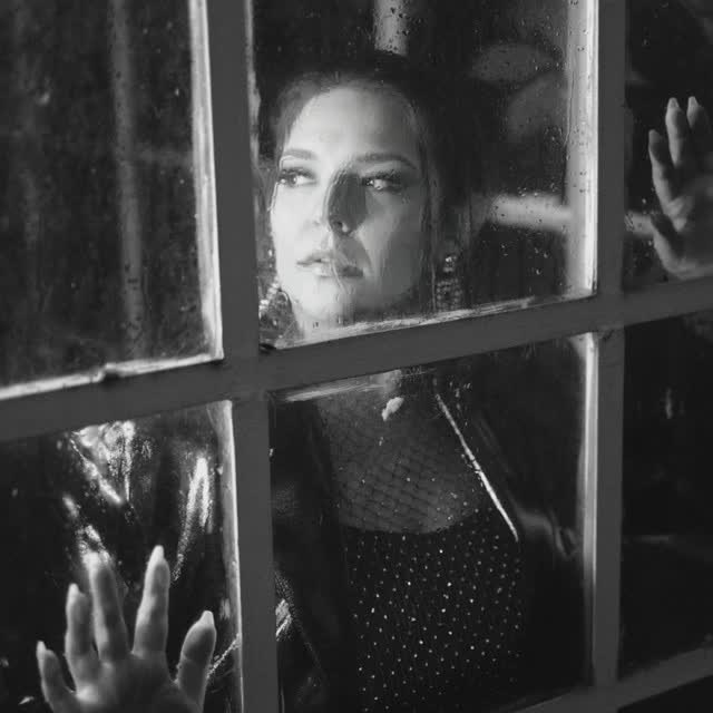 Tuğçe Kandemir - Aradan Çok Yıllar Geçti [Vivaturkiye.eu]